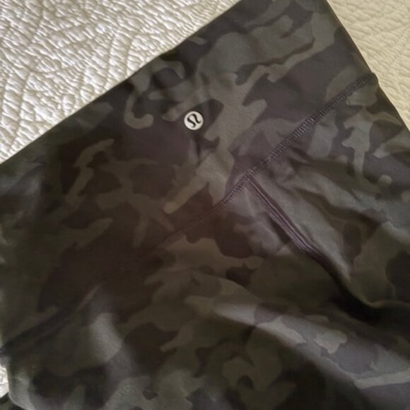 Lululemon Camo capri leggings - Size 8 - Picture 2 of 3